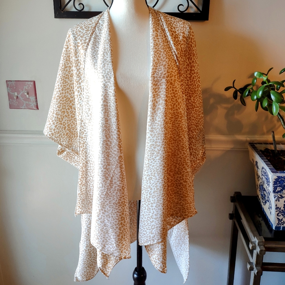 Over Sized High Low Snow Leopard Print Kimono One Size NWT